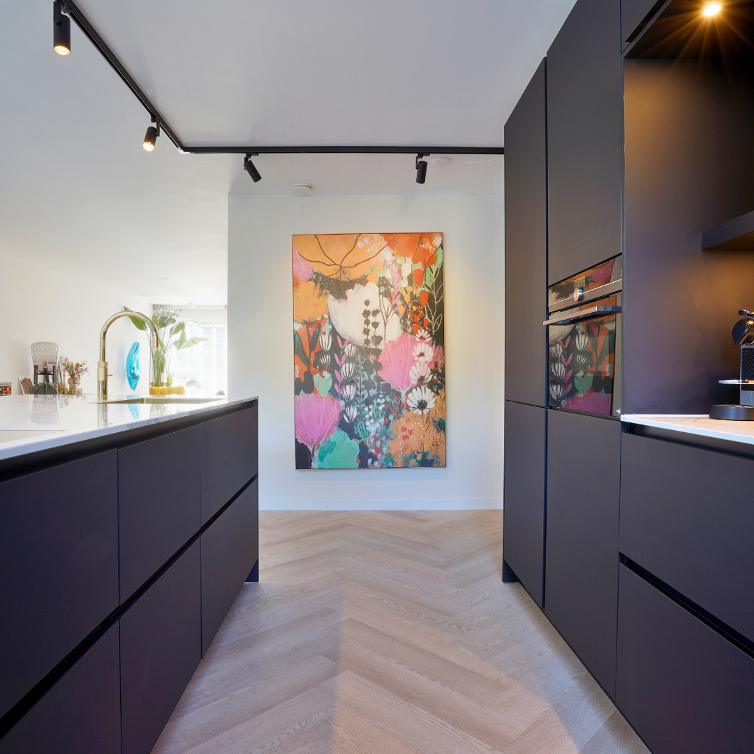 Vanuit Schuit Totaal wonen is er nieuwe keuken geplaatst die pure perfectie uitstraalt