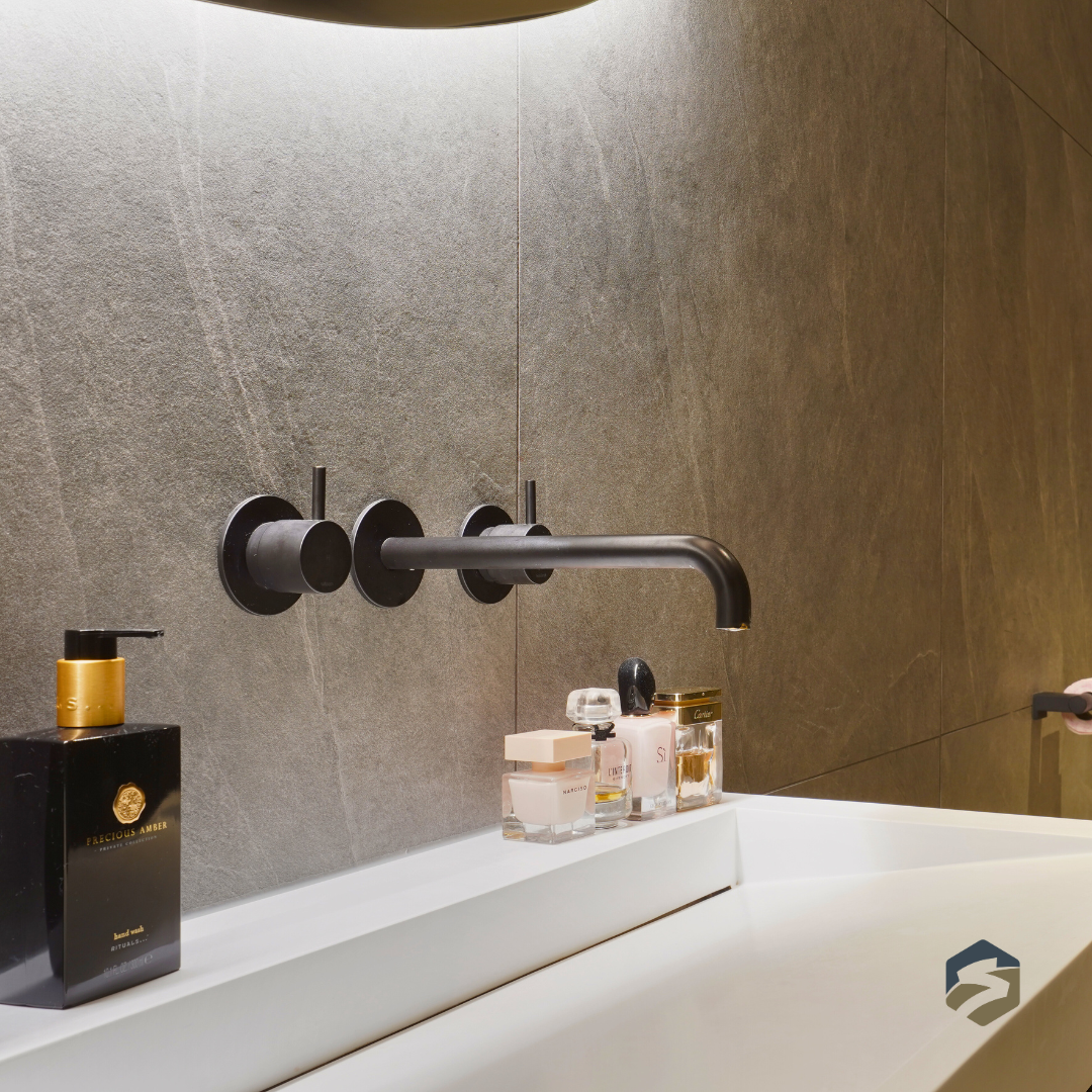 Warme Badkamer met Donkere Kleuren