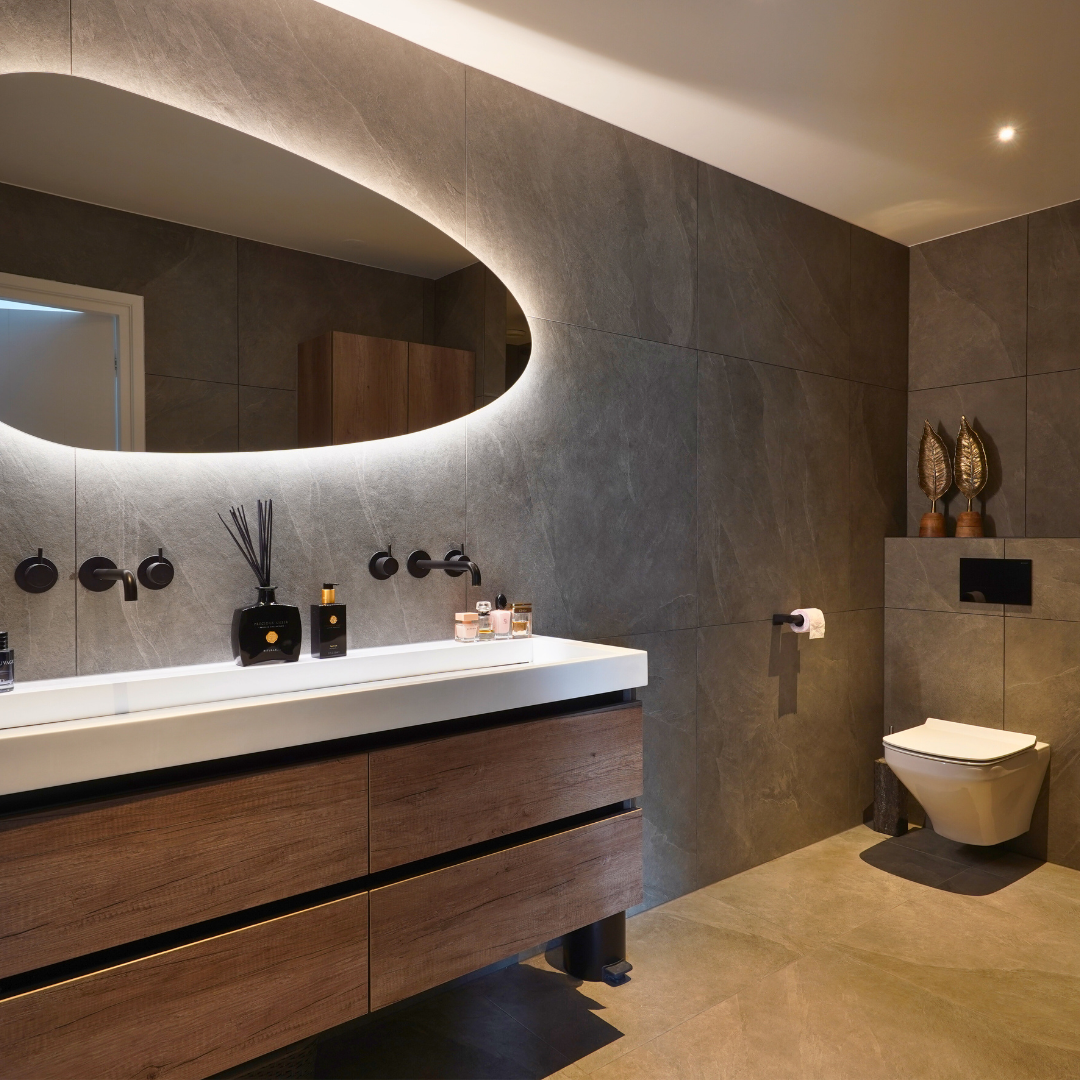 Warme Badkamer met Donkere Kleuren