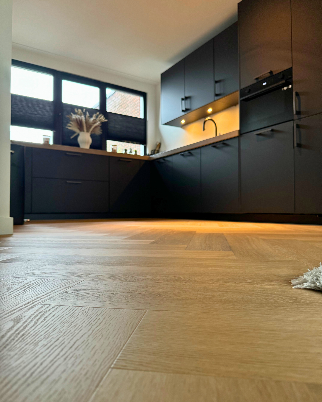 Prachtige visgraat pvc vloer gelegd in deze stijlvolle woning