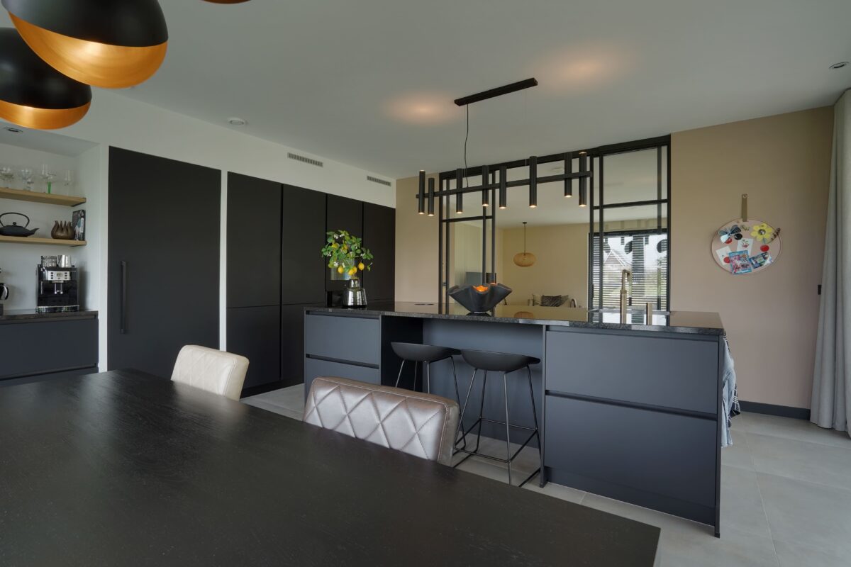 Voor een nieuw project is er een geweldige, moderne keuken en vloer gerealiseerd