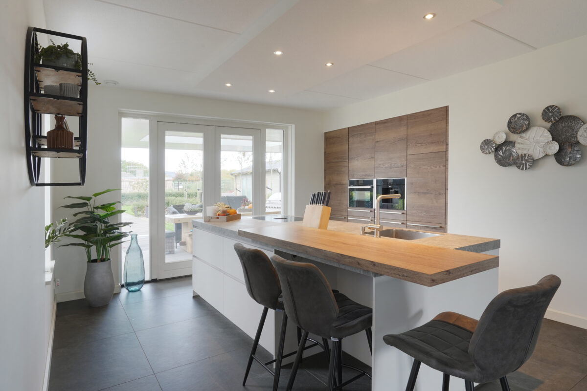 Voor een klant hebben een verbouwing gedaan met als resultaat een stoere woonkeuken en badkamer