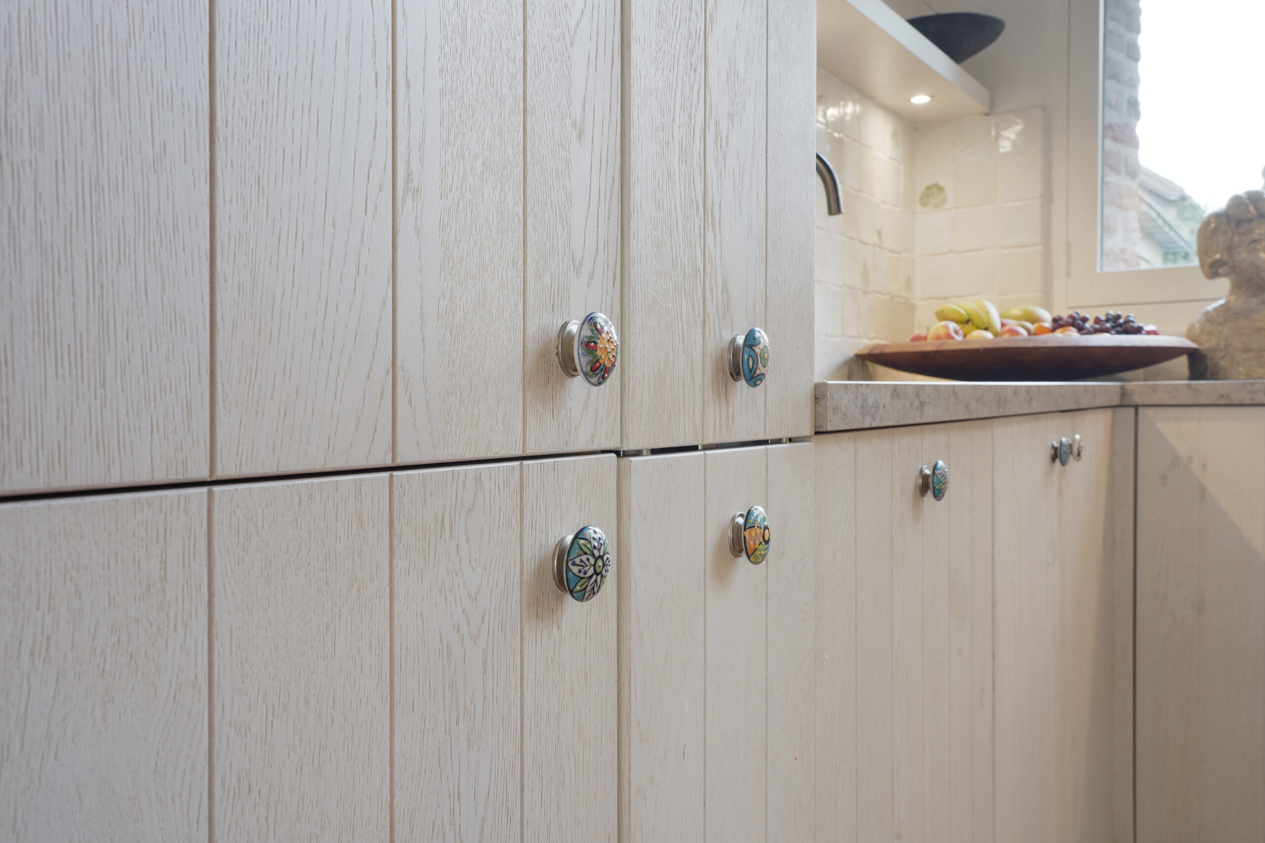 Originele knoppen zijn er gebruikt in deze prachtige klassieke keuken