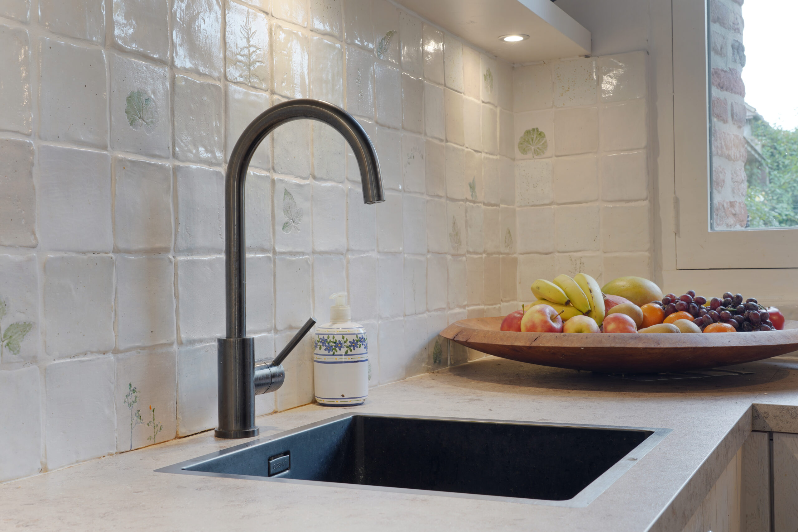 Modern en klassiek vormen een geheel in deze prachtige keuken in klassieke stijl